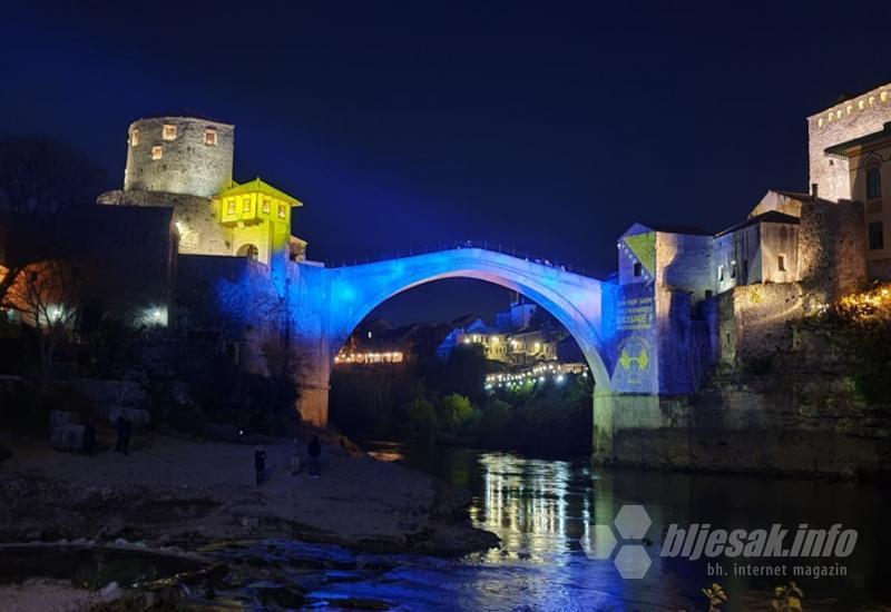 Stari most u bojama BiH - Stari most u plavoj i žutoj boji